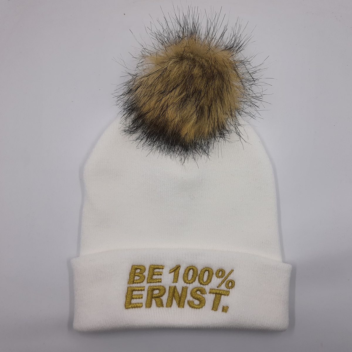 "BE 100% ERNST." Beanie Weiß mit Bommel