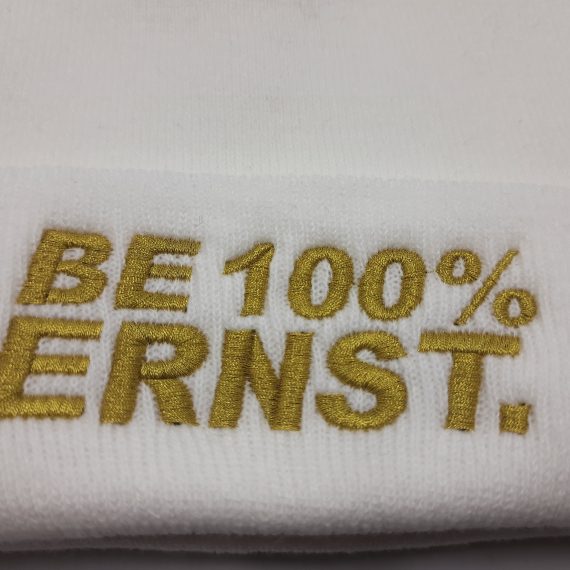 "BE 100% ERNST." Beanie Weiß