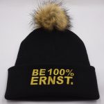 "BE 100% ERNST." Beanie Schwarz mit Bommel