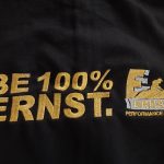 "BE 100% ERNST." Bestickter Zip-Hoodie Unisex